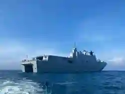 Melihat Keagungan Kapal HMAS Adelaide Milik Australia di Perairan Situbondo