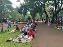 Warga Membawa Keluarga Piknik Santai di Tebet Eco Park Karena Harganya Murah dan Udaranya Adem